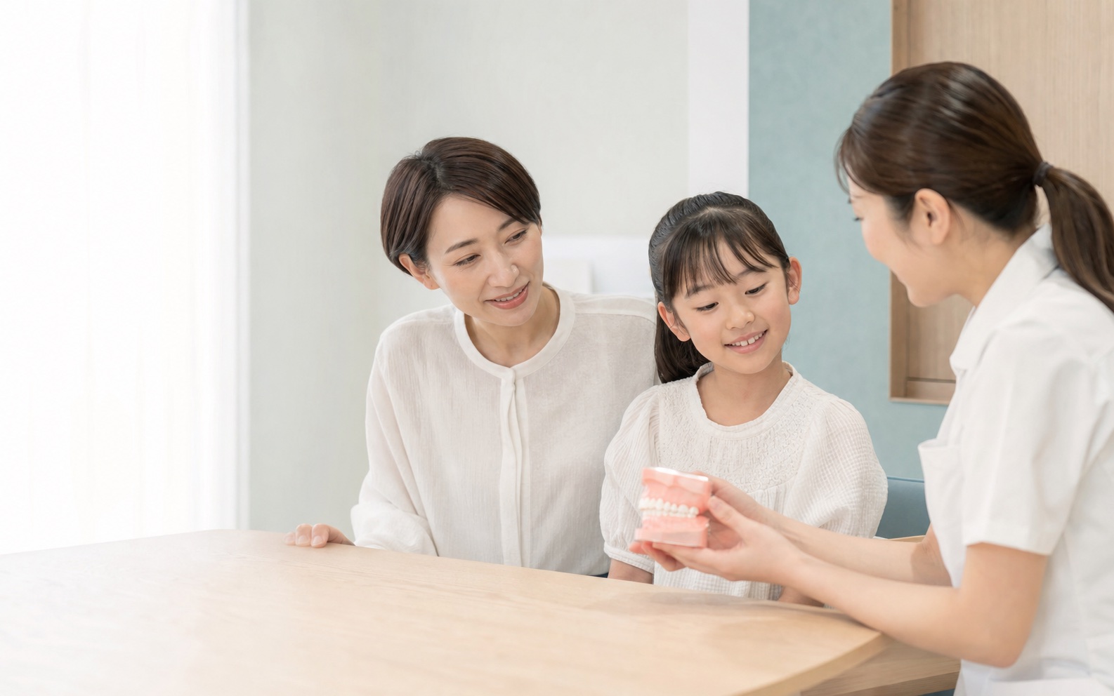 お子さまと保護者へ装置を説明するイメージ