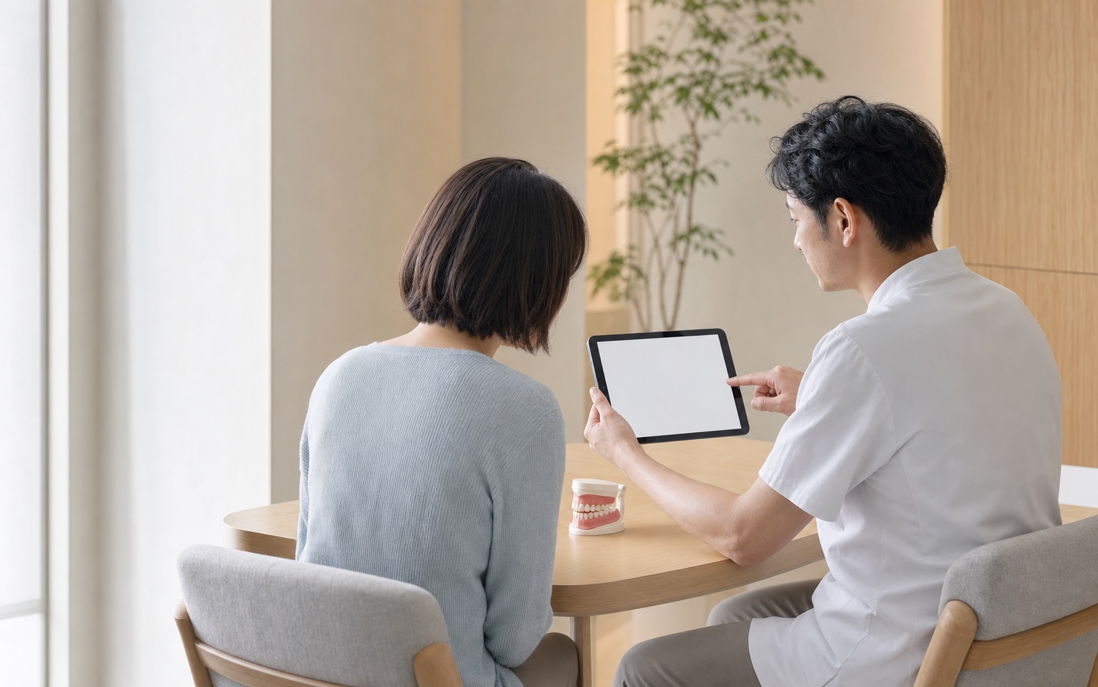 患者と歯科医師が相談する診療イメージ