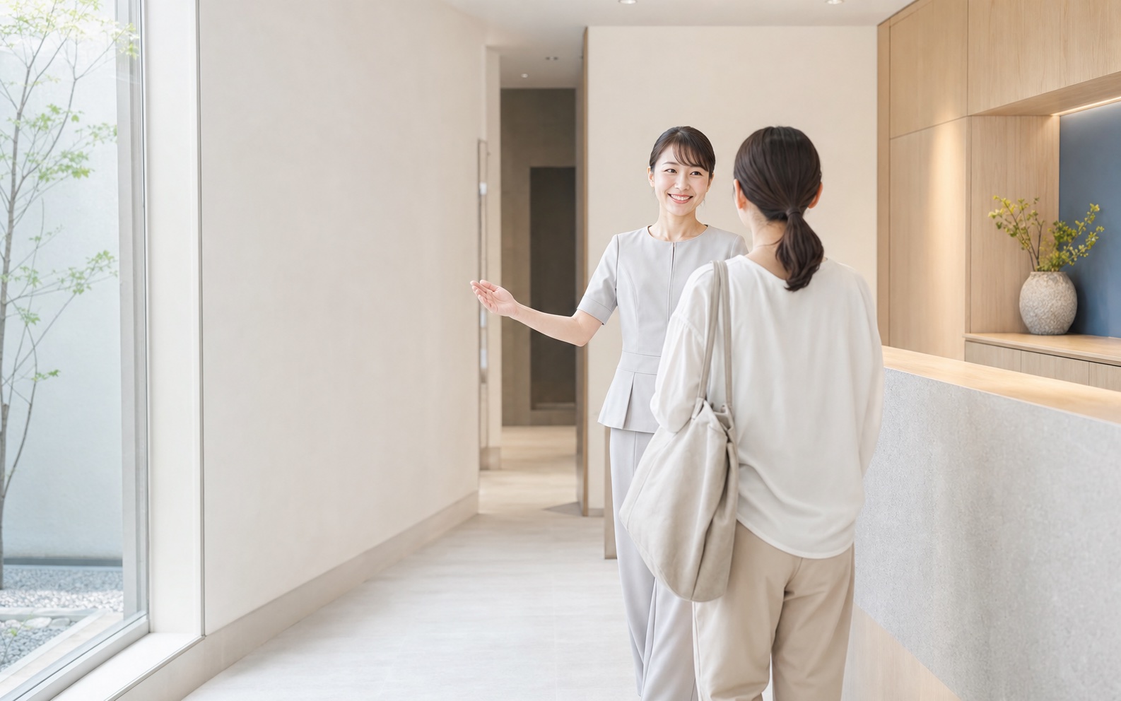 ご家族が受付で来院手続きをする診療イメージ